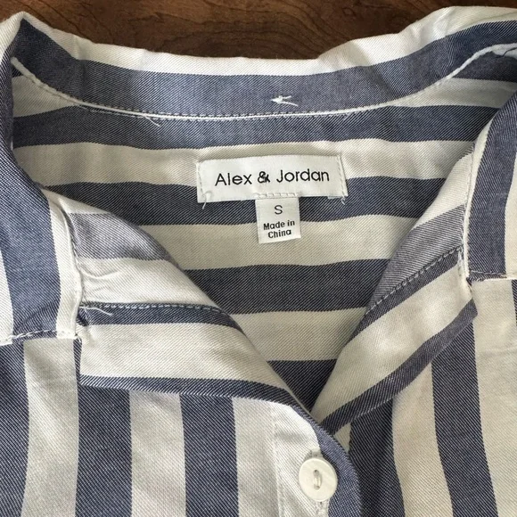 Alex & Jordan Blue & White Striped Button-Up Short Sleeve Shirt Women’s S NWOT - Picture 7 of 11